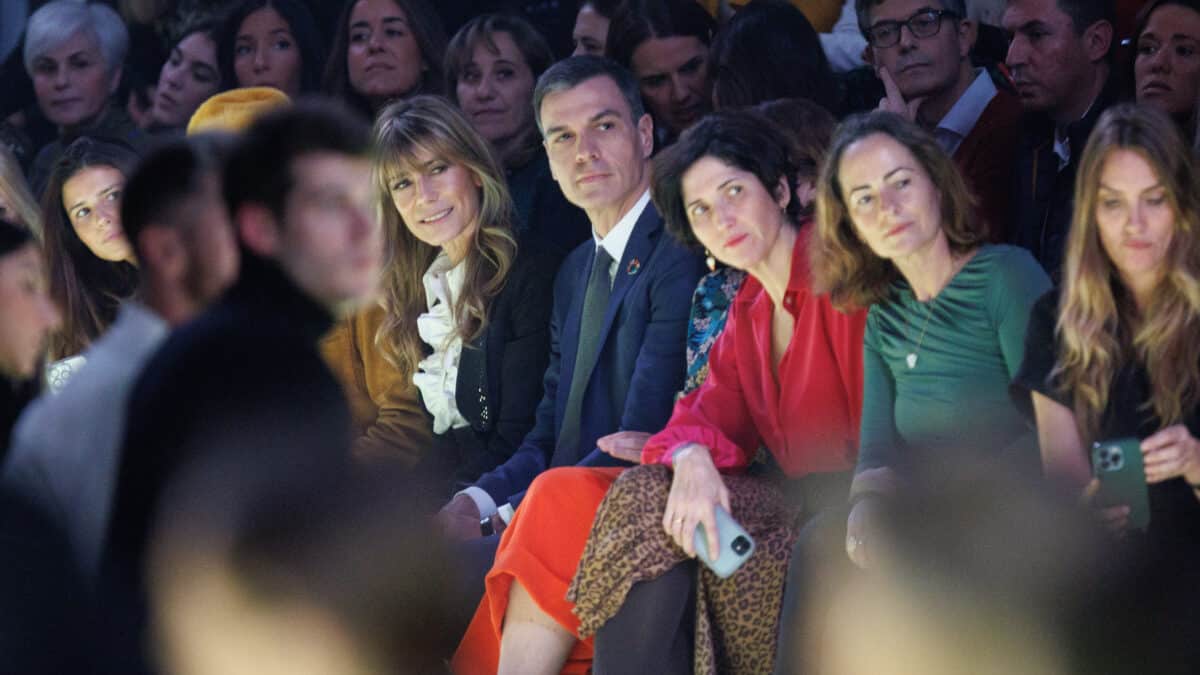 El presidente de Gobierno, Pedro Sánchez, asiste con su esposa, Begoña Gómez Fernández (i), al desfile de la diseñadora Teresa Helbig, en IFEMA Madrid