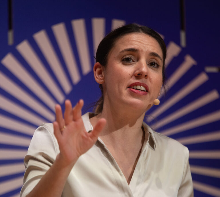 Feministas contrarias a Irene Montero irrumpen en un acto de la ministra