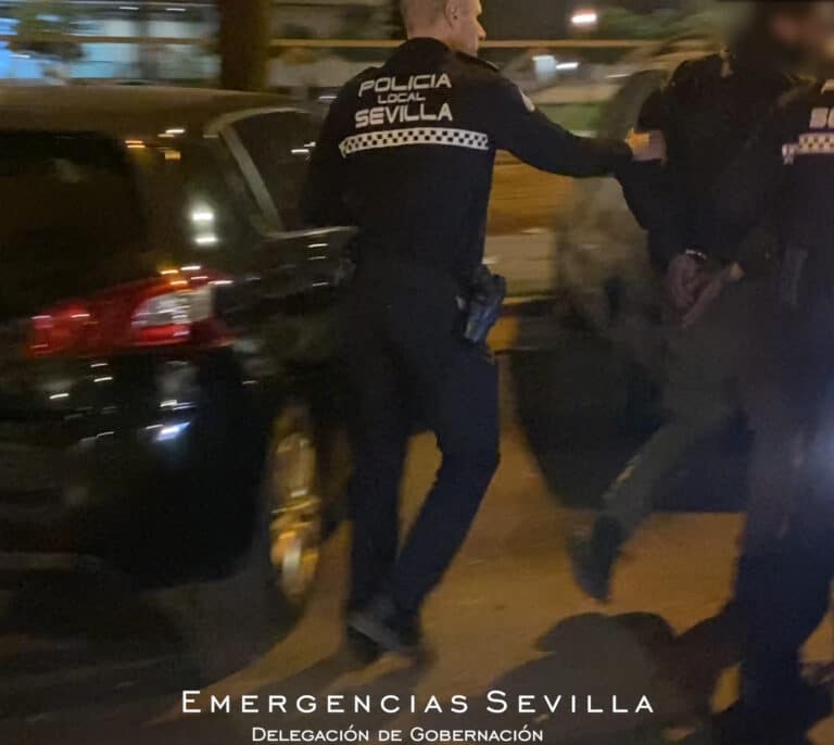 Detienen a un hombre que intentaba robar en un coche frente a la Jefatura de Policía