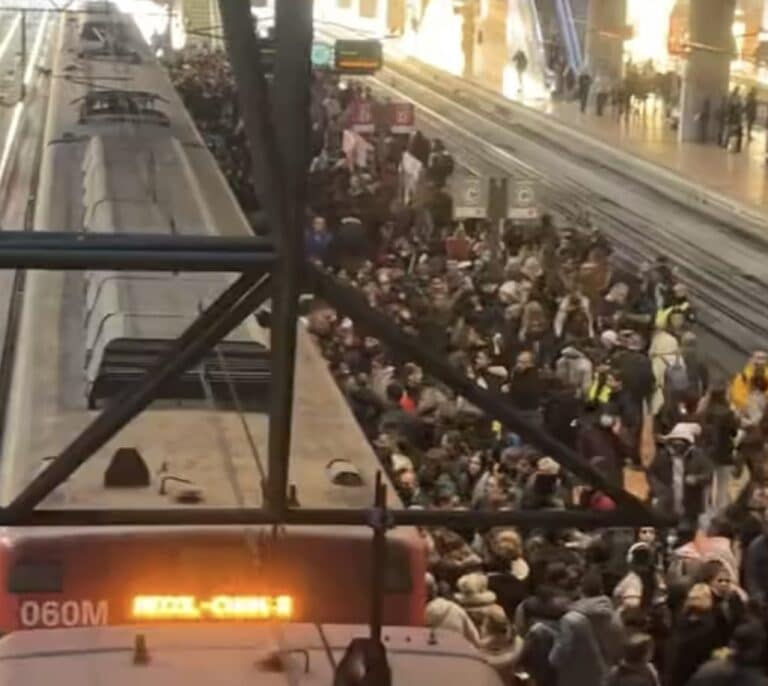 Retrasos y trenes parados en plena hora punta por una avería del Cercanías en Madrid