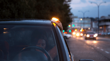 ¿Es obligatorio llevar una luz de emergencia en el coche?