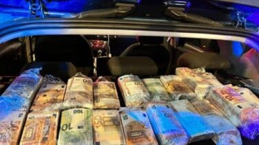 Descubren 200.000 euros sin declarar que llevaban dos chinos en un coche por Gran Vía