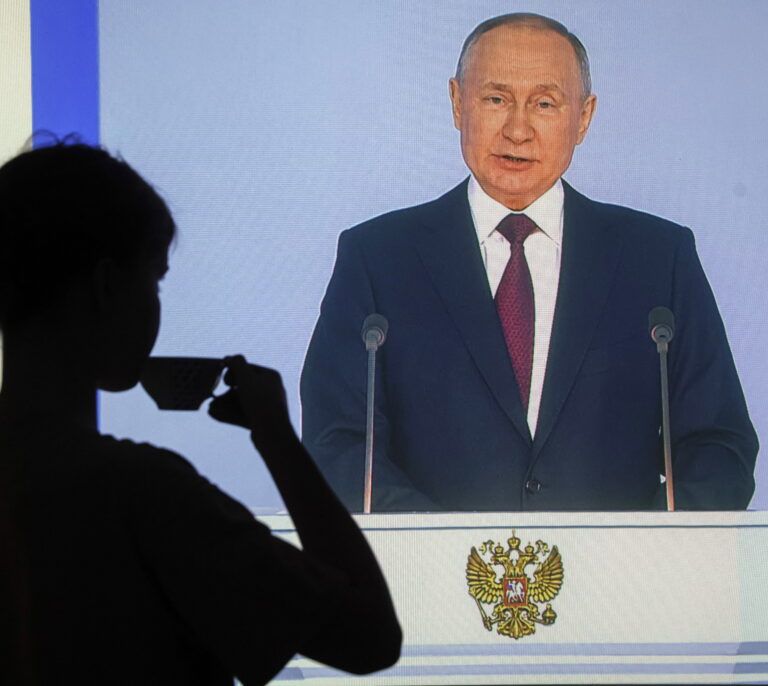 Putin culpa a Occidente de la guerra y considera a Rusia "invencible" en el campo de batalla