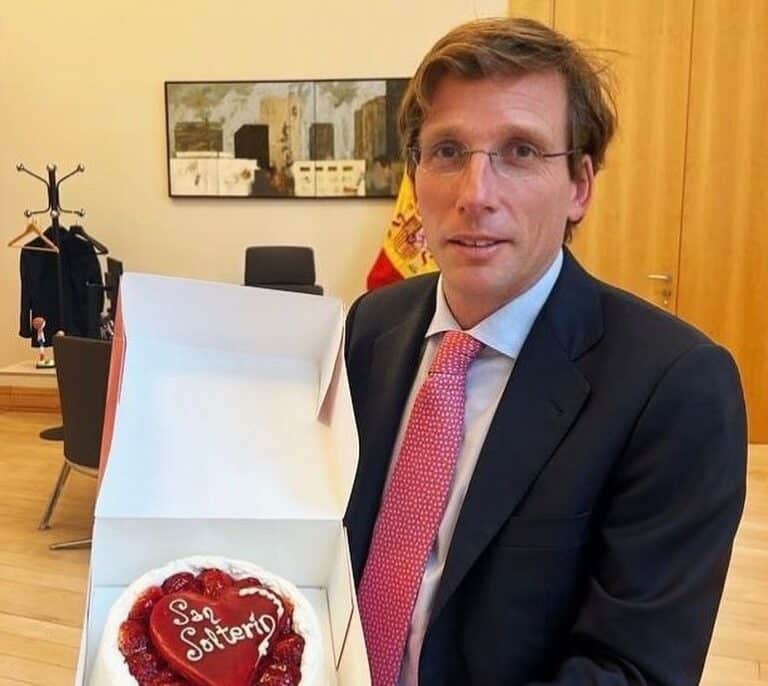 Almeida comparte la tarta de 'San Solterín' que le ha regalado su equipo