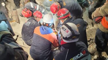 Los bomberos de la Comunidad de Madrid rescatan a una mujer tras seis días atrapada