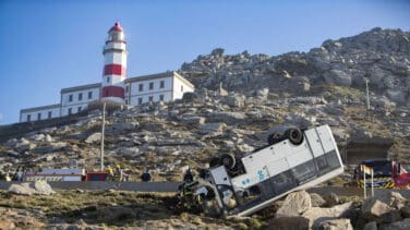 Varios heridos al volcar un microbús bajo el faro de Bayona