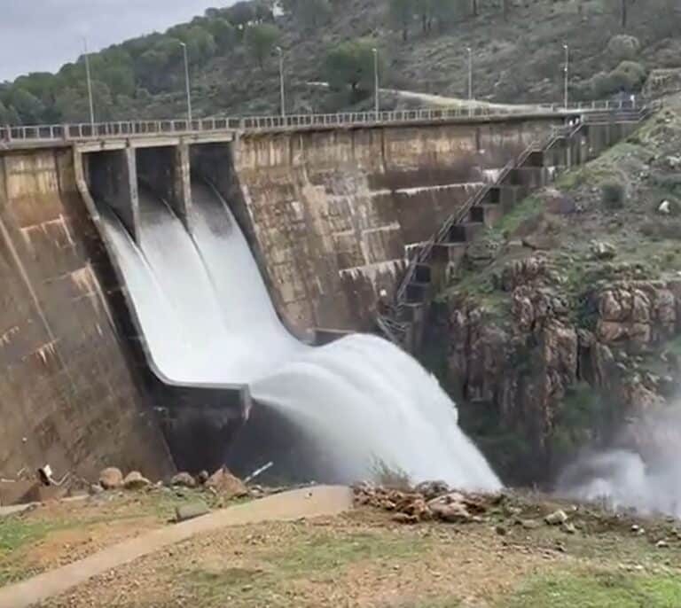 El embalse que desperdicia agua para Doñana popularizado por Juanma Moreno en redes