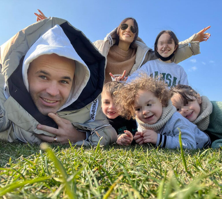 Así es la familia supernumerosa de Andrés Iniesta tras la llegada de su quinta hija, Olympia