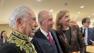 El presidente Macron invita al rey Juan Carlos y a Mario Vargas Llosa a cenar