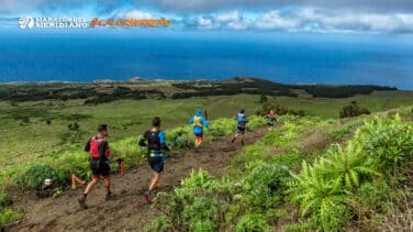 La foto viral de Enedina, la atleta más longeva del espectacular Maratón del Meridiano de El Hierro