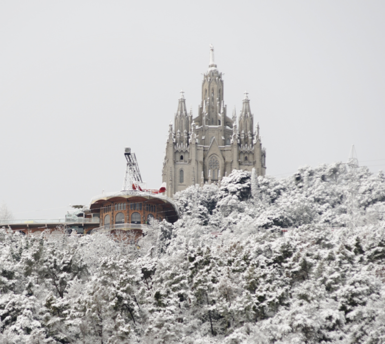 Blancos y escarchados: así han quedado Barcelona y el Tibidabo tras la nieve