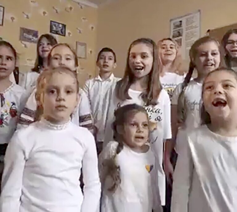 Así cantan los niños de una escuela de música de Kiev una canción de José Luis Perales