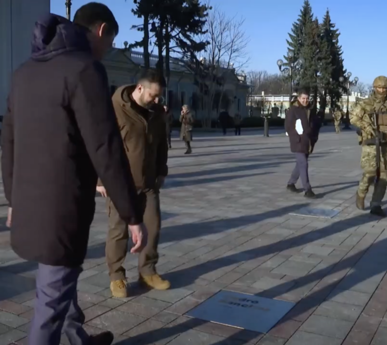 Ucrania coloca una placa dedicada a Pedro Sánchez en el 'Paseo de los Valientes' de Kiev