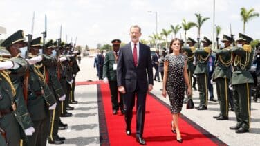 La reina Letizia repite look para dar protagonismo a la educación de las niñas durante su viaje de Estado en Angola