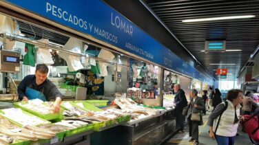 El alza de precios de los 'súper' dispara la compra en los mercados: "Nuestra cesta es la de verdad"