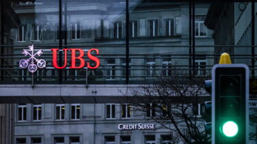 Jornada volátil en el Ibex: los bancos se recuperan tras la compra de Credit Suisse por UBS