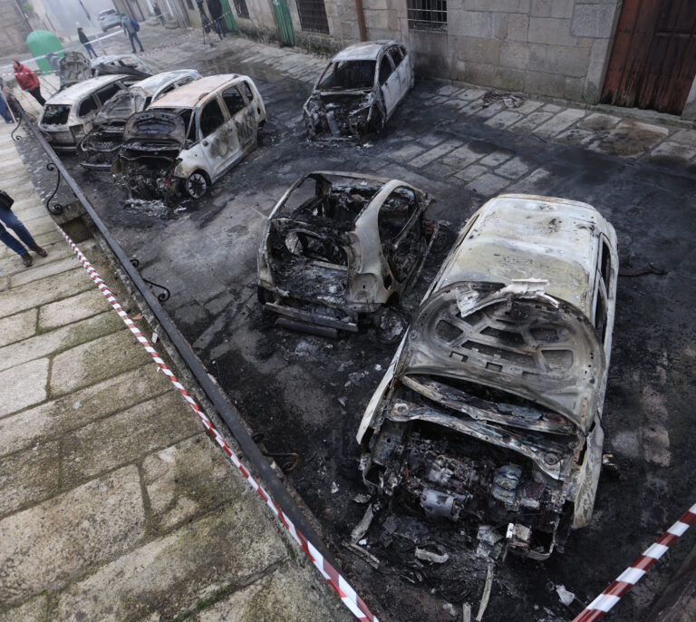 Decenas de coches quemados en Tui, "una acción criminal muy grave"