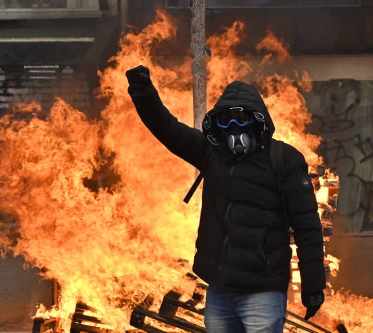 Los franceses incendian la calle mientras la popularidad de Macron se hunde