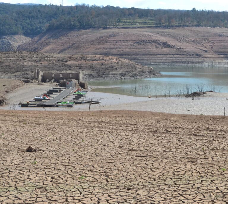 Sau, (sobre)vivir junto a un embalse vacío