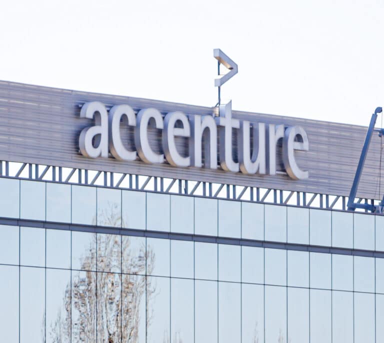 Accenture afronta un gasto de 1.100 millones de euros tras anunciar un despido masivo de 19.000 empleados