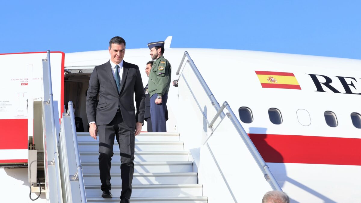 l presidente del Gobierno de España, Pedro Sánchez, baja del avión presidencial, Falcon