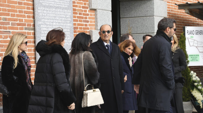 Felix Revuelta, widower of Luisa Rodriguez, and Ana Botella arrive at the Sacramental Cemetery of San Justo to say goodbye.