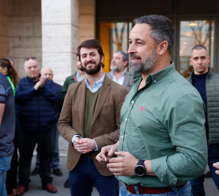 Abascal pone a Mañueco como "ejemplo" para el PP tras la ruptura de Ayuso y Feijóo