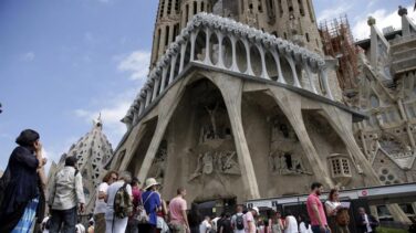 El Ayuntamiento reconoce que "Barcelona está al límite de turistas" y define 16 zonas saturadas