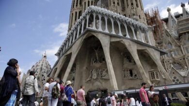 El Ayuntamiento reconoce que "Barcelona está al límite de turistas" y define 16 zonas saturadas