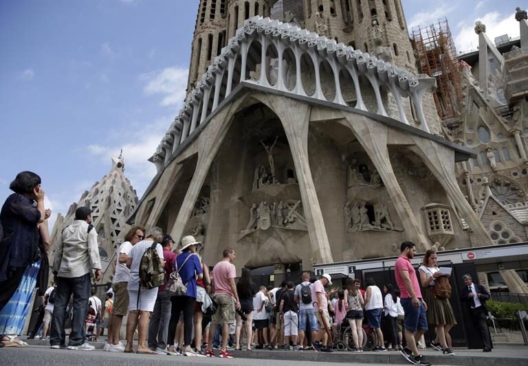 El Ayuntamiento reconoce que "Barcelona está al límite de turistas" y define 16 zonas saturadas