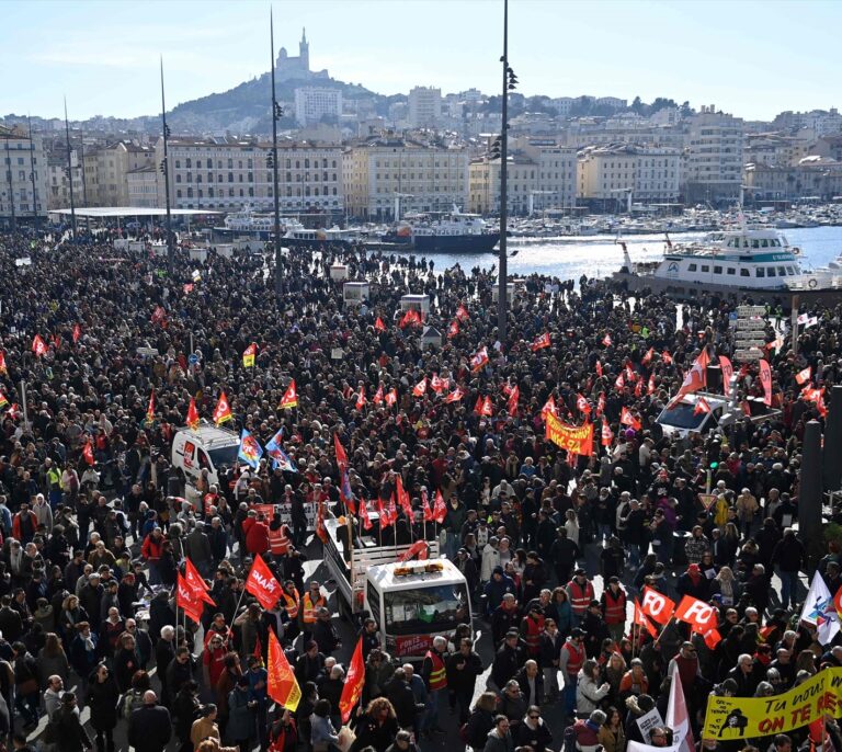 Francia amenaza con paralizar el transporte del país por la jubilación a los 64 años