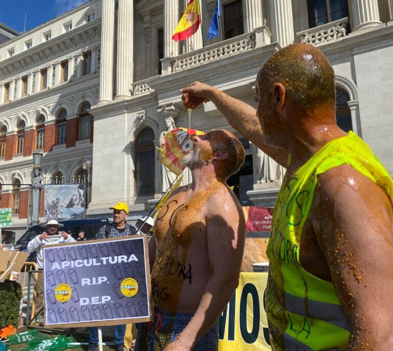 Baño de miel, llamas y humo en Agricultura: "Que baje Planas"