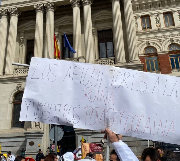 Las pancartas de la manifestación del campo en Madrid: "Los apicultores a la ruina y vosotros, putas y cocaína"