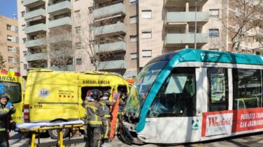 Ocho heridos tras chocar un tranvía y una ambulancia en Barcelona