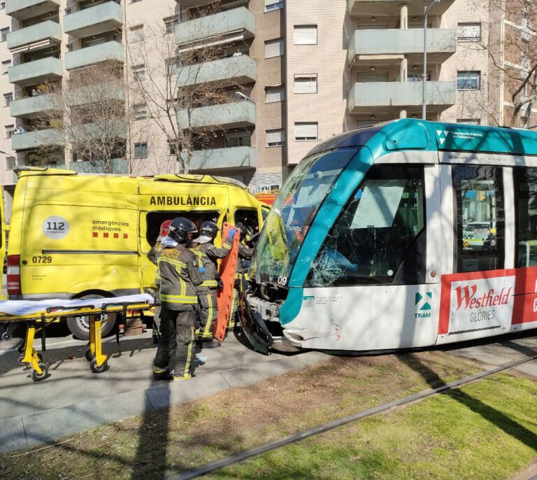 Ocho heridos tras chocar un tranvía y una ambulancia en Barcelona