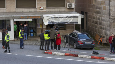 Mueren dos personas de cuatro heridos tras salirse de la vía un coche en Vilaboa e irrumpir en una terraza