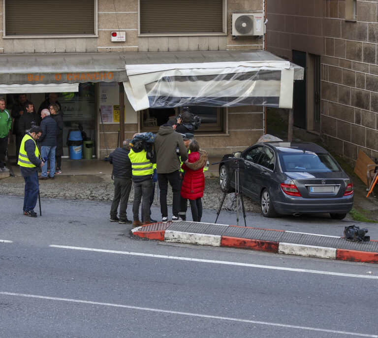 Mueren dos personas de cuatro heridos tras salirse de la vía un coche en Vilaboa e irrumpir en una terraza