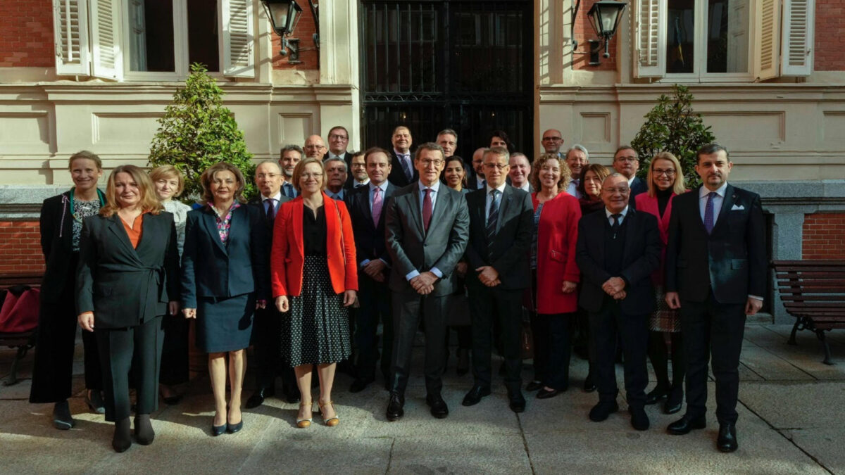 Alberto Núñez Feijóo, este martes, reunido con los embajadores en España de los países miembro de la Unión Europea.