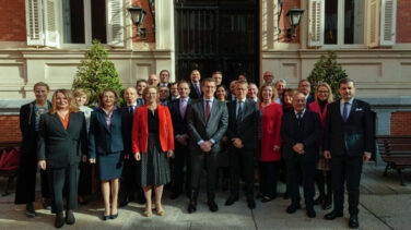 Feijóo se reúne con los embajadores europeos durante la moción y reprocha que Podemos "apoye a Putin"