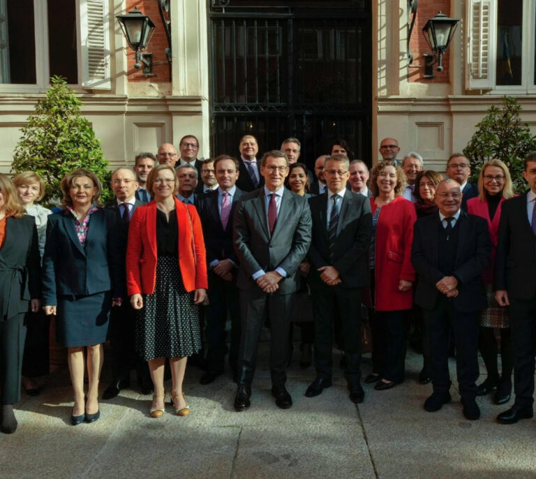 Feijóo se reúne con los embajadores europeos durante la moción y reprocha que Podemos "apoye a Putin"