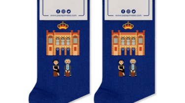 Una firma sevillana recrea a los reyes "cajoneros" en unos calcetines