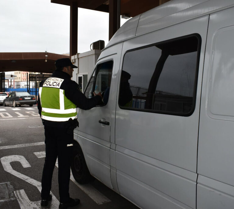 Detenidos en Melilla cinco jóvenes que recepcionaban droga lanzada desde Marruecos a través de la valla