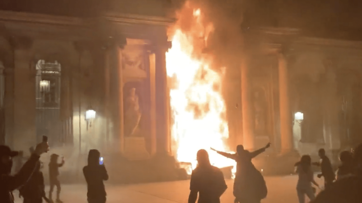 Incendian la puerta del ayuntamiento de Burdeos en las manifestaciones contra la reforma de pensiones