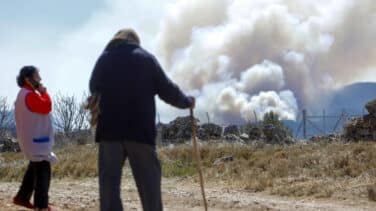 El viento reactiva el incendio de Castellón: el fuego llega al pueblo de Montán y desaloja otros tres municipios