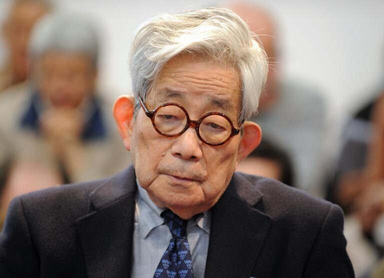 Muere Kenzaburo Oe a los 88 años, premio Nobel de Literatura