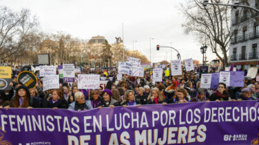 Una manifestación del 8-M pide la dimisión de Irene Montero al grito de "ser mujer no es un sentimiento"