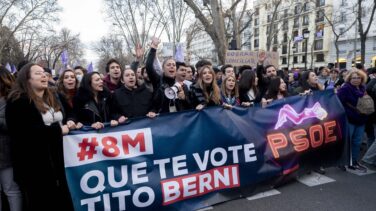 Juventudes, Nuevas Generaciones y el VAR de un hombre por los suelos: la intrahistoria de la pancarta de Tito Berni en el 8-M