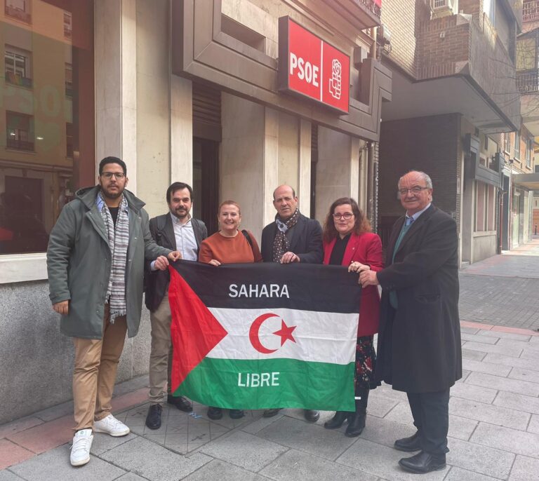 Los "rebeldes saharauis" del PSOE llevan hasta Ferraz su crítica al giro de Sánchez con Marruecos