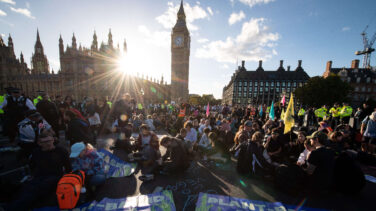 Miles de activistas climáticos toman los alrededores del Parlamento británico durante cuatro días