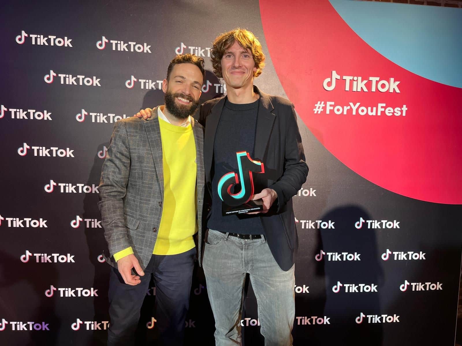 Ropa con el online logo de tik tok